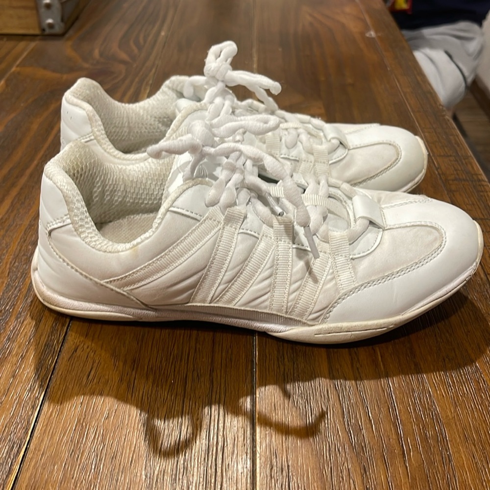 Cheer shoes